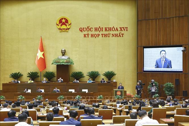 Bộ trưởng Bộ Xây dựng Trần Hồng Minh phát biểu giải trình, làm rõ một số vấn đề đại biểu Quốc hội nêu. Ảnh: Doãn Tấn - TTXVN