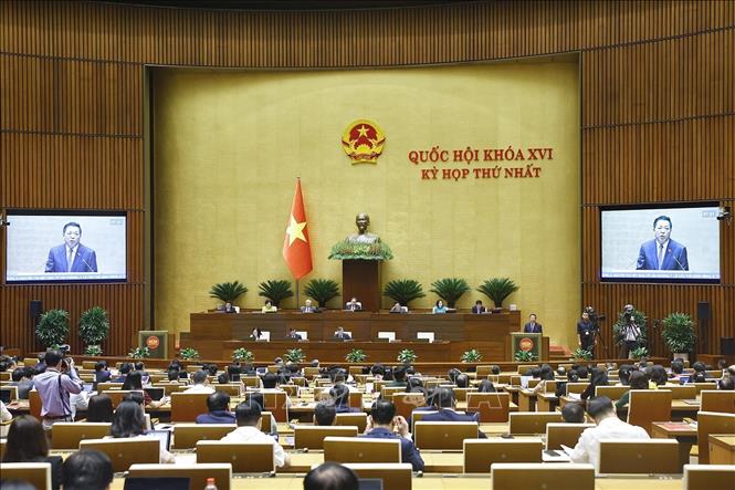 Bộ trưởng Bộ Xây dựng Trần Hồng Minh phát biểu giải trình, làm rõ một số vấn đề đại biểu Quốc hội nêu. Ảnh: Doãn Tấn - TTXVN