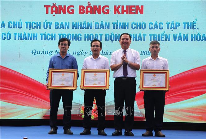 Phó Chủ tịch UBND tỉnh Quảng Ngãi Nguyễn Công Hoàng trao Bằng khen của Chủ tịch UBND tỉnh cho 3 tập thể có nhiều thành tích trong văn hóa đọc. Ảnh: Đinh Hương - TTXVN