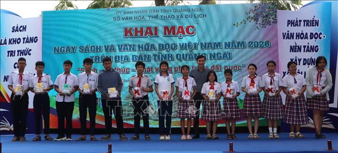 Nhà tài trợ trao quà cho học sinh có hoàn cảnh khó khăn. Ảnh: Đinh Hương - TTXVN