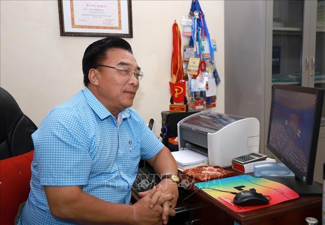 Ông Đoàn Minh Long, Ủy viên Ban Pháp chế HĐND tỉnh Khánh Hòa khóa VIII theo dõi phiên thảo luận của Quốc hội. Ảnh: Xuân Triệu - TTXVN