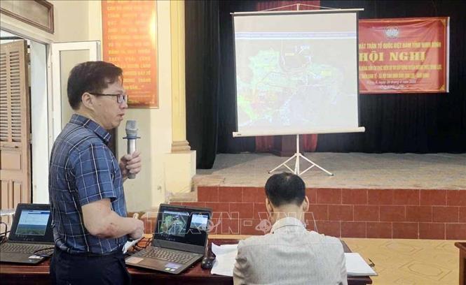 Đại diện chủ đầu tư trình bày phương án giải phóng mặt bằng của dự án. Ảnh: TTXVN phát