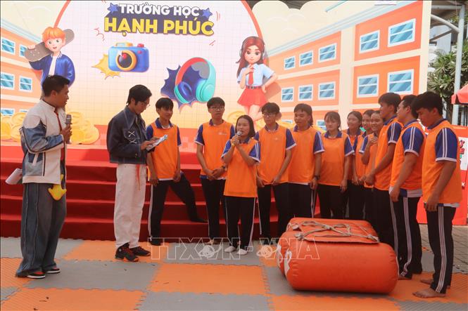 Học sinh ở Đồng Nai mạnh dạn thể hiện khả năng, kiến thức trong quá trình học tập để giành chiến thắng trong các phần thi. Ảnh: Lê Xuân - TTXVN