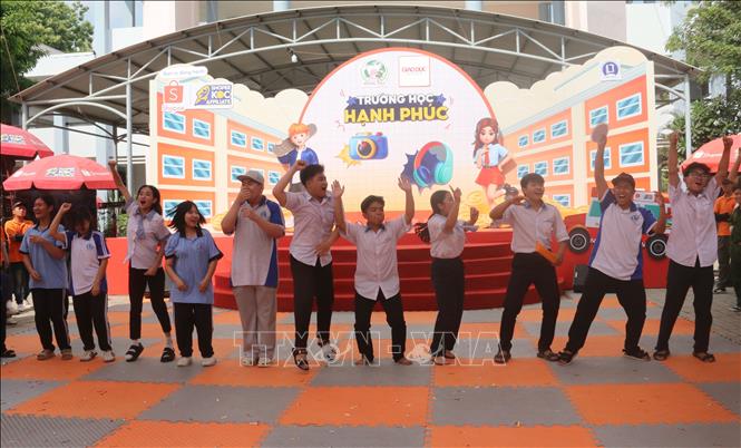 Học sinh trên địa bàn tỉnh Đồng Nai hào hứng tham gia chương trình Trường học hạnh phúc với các phần thi mang tính kết nối đồng đội. Ảnh: Lê Xuân - TTXVN