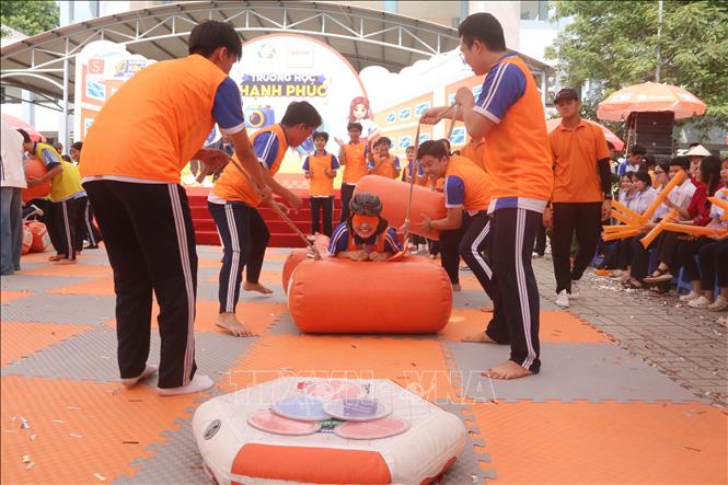 Để giành chiến thắng trong các phần thi, học sinh cần có sự gắn kết, sáng tạo và tinh thần đồng đội, làm việc nhóm. Ảnh: Lê Xuân - TTXVN