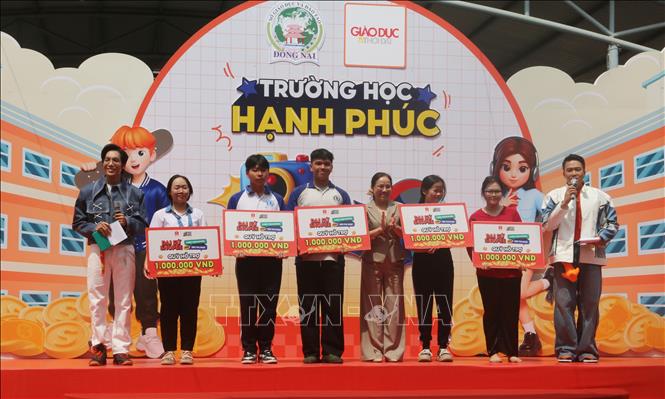 Trao học bổng cho những học sinh có hoàn cảnh khó khăn vươn lên trong học tập ở Đồng Nai. Ảnh: Lê Xuân-TTXVN