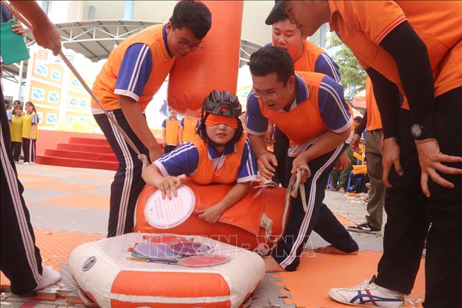 Để giành chiến thắng trong các phần thi, học sinh cần có sự gắn kết, sáng tạo và tinh thần đồng đội, làm việc nhóm. Ảnh: Lê Xuân-TTXVN