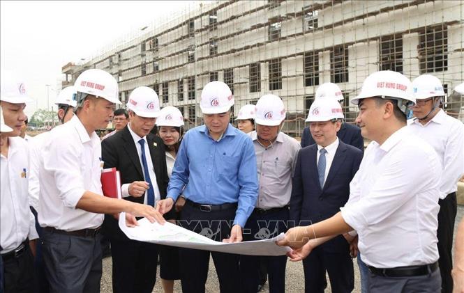 Chủ tịch UBND tỉnh Nguyễn Hoài Anh cùng các thành viên trong đoàn công tác kiểm tra tiến độ thi công Dự án Thung lũng Gốm sứ ASEAN Việt Nam. Ảnh: TTXVN phát 