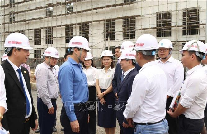 Chủ tịch UBND tỉnh Thanh Hóa Nguyễn Hoài Anh đánh giá cao và biểu dương tiến độ đầu tư Dự án Thung lũng Gốm sứ ASEAN Việt Nam tại Thanh Hóa của Tập đoàn Hoa Liên. Ảnh: TTXVN phát 