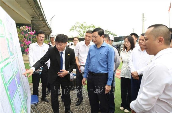 Đại diện chủ đầu tư giới thiệu về Dự án Thung lũng Gốm sứ ASEAN Việt Nam với đoàn công tác. Ảnh: TTXVN phát 