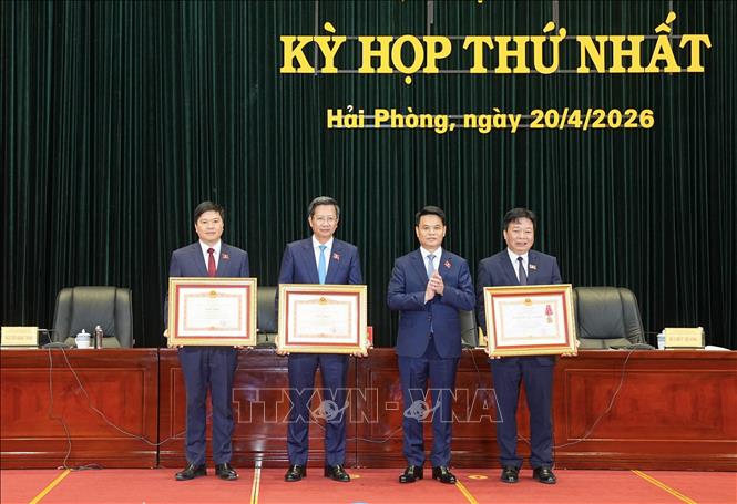 Bí thư Thành ủy, Trưởng Đoàn ĐBQH thành phố Hải Phòng Lê Ngọc Châu trao khen thưởng cấp Nhà nước cho các cá nhân có thành tích xuất sắc. Ảnh: Minh Huệ - TTXVN
