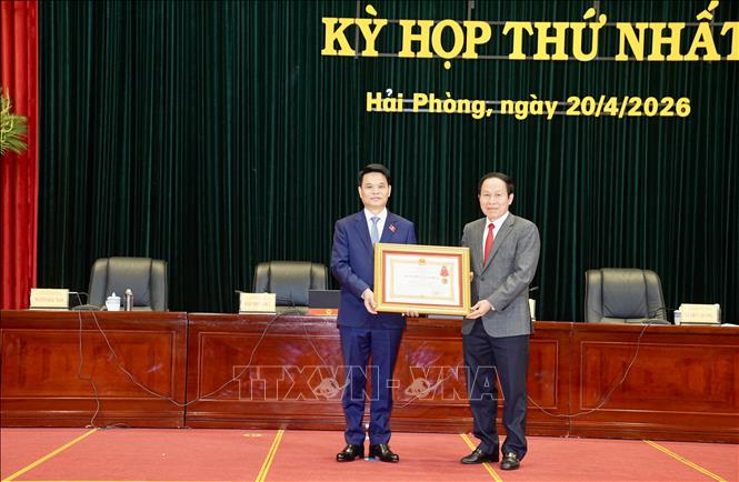 Phó Thủ tướng Lê Tiến Châu (bên phải) trao Huân chương Lao động hạng Nhì cho Bí thư Thành ủy, Trưởng Đoàn ĐBQH thành phố Hải Phòng Lê Ngọc Châu. Ảnh: Minh Huệ - TTXVN
