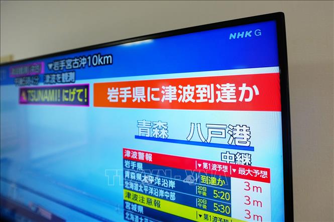 Cảnh báo sóng thần được ban bố trên truyền hình ở Tokyo, sau trận động đất có độ lớn 7,4 tại Đông Bắc Nhật Bản, ngày 20/4/2026. Ảnh: THX/TTXVN