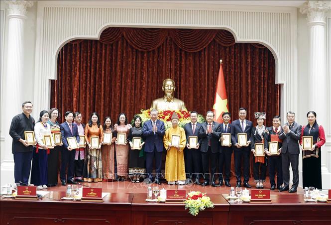 Tổng Bí thư, Chủ tịch nước Tô Lâm và lãnh đạo Đảng, Nhà nước tặng chân dung Chủ tịch Hồ Chí Minh cho các đại biểu. Ảnh: Thống Nhất - TTXVN