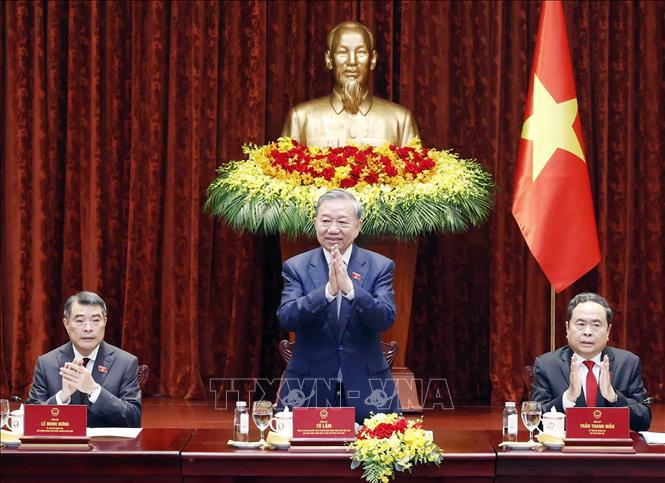 Tổng Bí thư, Chủ tịch nước Tô Lâm cùng Thủ tướng Lê Minh Hưng và Chủ tịch Quốc hội Trần Thanh Mẫn dự buổi gặp mặt. Ảnh: Thống Nhất - TTXVN