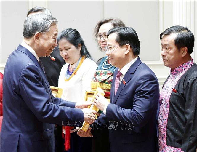 Tổng Bí thư, Chủ tịch nước Tô Lâm tặng chân dung Chủ tịch Hồ Chí Minh cho các đại biểu. Ảnh: Thống Nhất - TTXVN