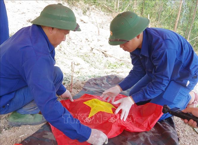 Đội Quy tập hài cốt liệt sĩ, Sư đoàn 968 (Quân khu 4) phát hiện, cất bốc một hài cốt liệt sĩ trong hầm chiến đấu tại khu vực Đông Bắc, cao điểm 288, xã Hiếu Giang, tỉnh Quảng Trị. Ảnh: TTXVN phát