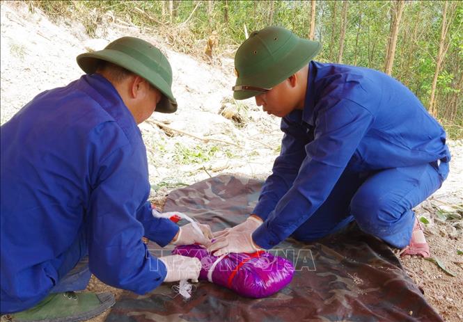 Đội Quy tập hài cốt liệt sĩ, Sư đoàn 968 (Quân khu 4) phát hiện, cất bốc một hài cốt liệt sĩ trong hầm chiến đấu tại khu vực Đông Bắc, cao điểm 288, xã Hiếu Giang, tỉnh Quảng Trị. Ảnh: TTXVN phát