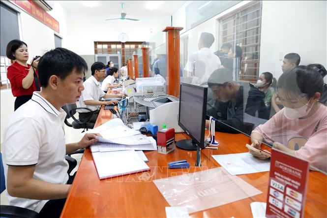 Người dân giải quyết thủ tục hành chính tại Trung tâm phục vụ hành chính công xã Hữu Lũng, tỉnh Lạng Sơn. Ảnh: Văn Đạt - TTXVN