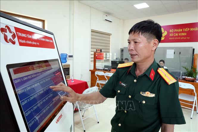 Người dân giải quyết thủ tục hành chính tại Trung tâm phục vụ hành chính công xã Cai Kinh, tỉnh Lạng Sơn. Ảnh: Văn Đạt - TTXVN