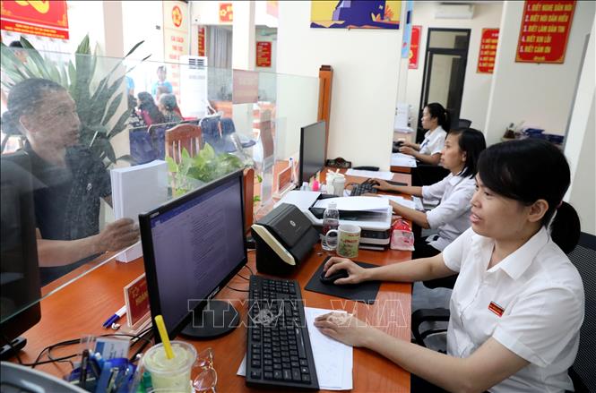 Lãnh đạo nhiều xã tại Lạng Sơn phản ánh khó khăn do cán bộ cấp xã chưa đồng bộ, thiếu nhân sự chuyên môn sâu một số lĩnh vực như quy hoạch, quản lý đất đai... Ảnh: Văn Đạt - TTXVN