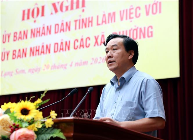 Giám đốc Sở Nông nghiệp và Môi trường tỉnh Lạng Sơn Nguyễn Hữu Chiến trả lời các xã về vấn đề liên quan đến đất đai, phát triển nông nghiệp trên địa bàn. Ảnh: Văn Đạt - TTXVN