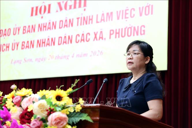 Giám đốc Sở Nội vụ tỉnh Lạng Sơn Hoàng Thị Hiền giải đáp kiến nghị của các xã về việc bố trí bổ sung cán bộ. Ảnh: Văn Đạt - TTXVN