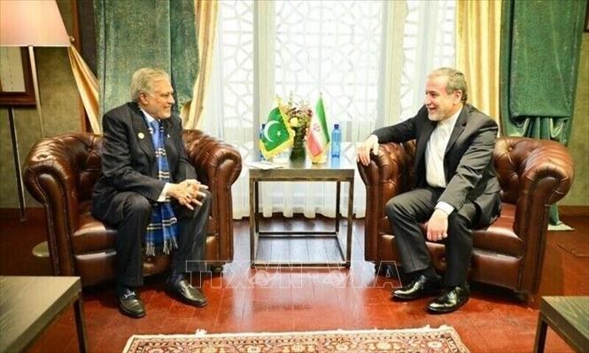 Ngoại trưởng Pakistan Mohammad Ishaq Dar (trái) trong cuộc gặp người đồng cấp Iran Seyed Abbas Araghchi bên lề một hội nghị cấp cao tại Turkmenistan. Ảnh: IRNA/TTXVN