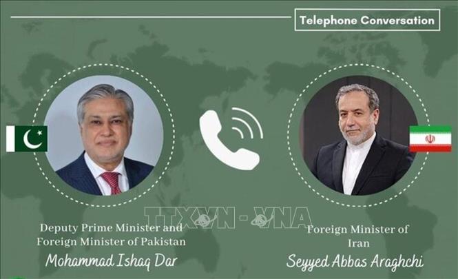 Ngoại trưởng Pakistan Mohammad Ishaq Dar (trái) trong cuộc điện đàm với người đồng cấp Iran Seyed Abbas Araghchi. Ảnh: IRNA/TTXVN