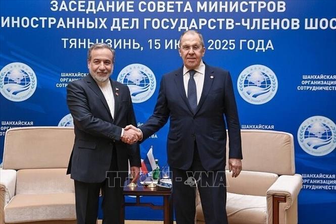 Ngoại trưởng Nga Sergei Lavrov (phải) trong cuộc gặp người đồng cấp Iran Abbas Araghchi bên lề một hội nghị ở Thiên Tân, Trung Quốc. Ảnh: IRNA/TTXVN