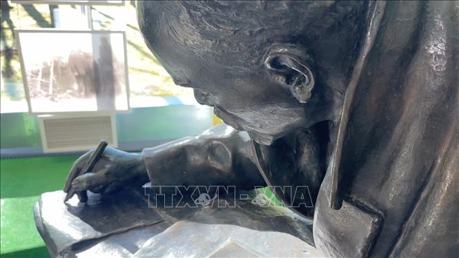 Bức tượng Lenin viết tác phẩm 
