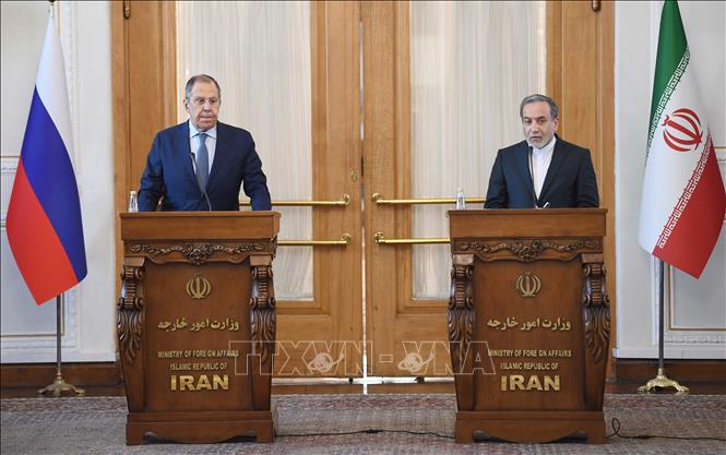 Ngoại trưởng Nga Sergei Lavrov (trái) và người đồng cấp Iran Abbas Araghchi trong cuộc họp báo chung tại Tehran. Ảnh: THX/TTXVN
