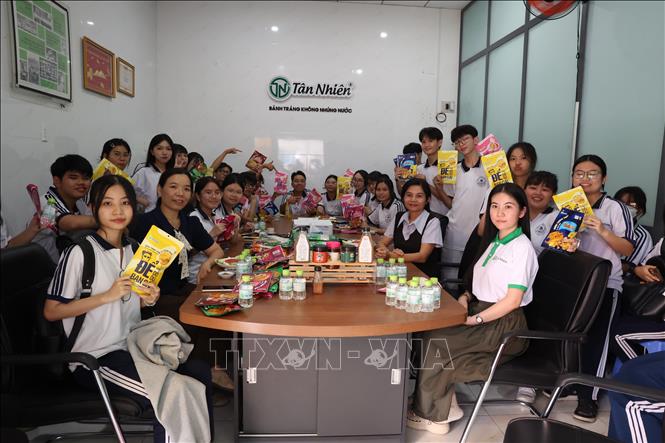 Các em học sinh lớp 11A1, Trường Trung học phổ thông Lý Thường Kiệt tại buổi đi thực tế tại Công ty TNHH Tân Nhiên. Ảnh: Thanh Tân - TTXVN