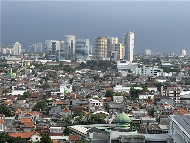 Ảnh chụp từ trên cao cho thấy các tòa nhà chung cư nằm cạnh các khu dân cư đông đúc ở Jakarta. Ảnh: Đỗ Quyên – Pv TTXVN tại Indonesia