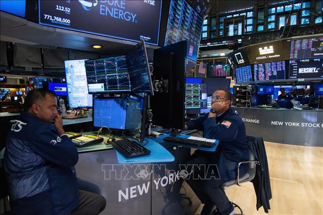 Giao dịch viên tại sàn chứng khoán New York, Mỹ. Ảnh: THX/TTXVN