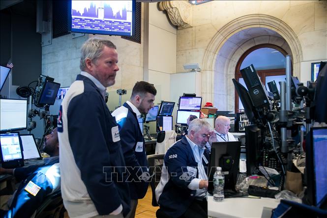 Giao dịch viên tại sàn chứng khoán New York, Mỹ. Ảnh: THX/TTXVN