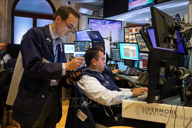 Giao dịch viên tại sàn chứng khoán New York, Mỹ. Ảnh: THX/TTXVN