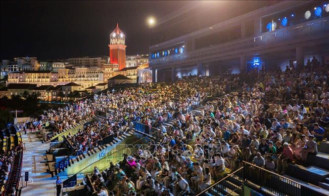 Du khách xem show diễn “Kiss of the Sea” (Nụ hôn của biển cả) tại đặc khu Phú Quốc (An Giang). Ảnh: TTXVN phát