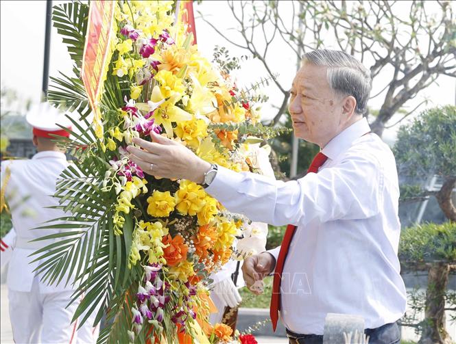 Tổng Bí thư, Chủ tịch nước Tô Lâm và các đồng chí lãnh đạo Đảng, Nhà nước dâng hoa, dâng hương tại Khu di tích cố Tổng Bí thư Hà Huy Tập ở xã Cẩm Hưng, tỉnh Hà Tĩnh. Ảnh: Thống Nhất -TTXVN