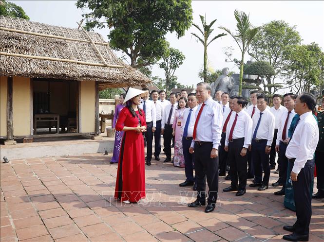 Tổng Bí thư, Chủ tịch nước Tô Lâm và các đồng chí lãnh đạo Đảng, Nhà nước dâng hoa, dâng hương thăm Khu lưu niệm Tổng Bí thư Hà Huy Tập. Ảnh: Thống Nhất -TTXVN