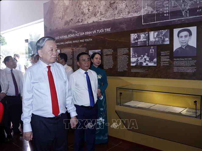 Tổng Bí thư, Chủ tịch nước Tô Lâm và các đồng chí lãnh đạo Đảng, Nhà nước dâng hoa, dâng hương thăm Khu lưu niệm Tổng Bí thư Hà Huy Tập. Ảnh: Thống Nhất -TTXVN