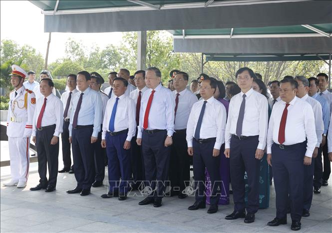Tổng Bí thư, Chủ tịch nước Tô Lâm và các đồng chí lãnh đạo Đảng, Nhà nước dâng hoa, dâng hương tại Khu di tích cố Tổng Bí thư Hà Huy Tập ở xã Cẩm Hưng, tỉnh Hà Tĩnh. Ảnh: Thống Nhất -TTXVN
