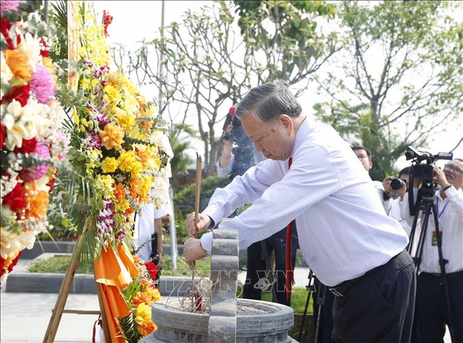 Tổng Bí thư, Chủ tịch nước Tô Lâm và các đồng chí lãnh đạo Đảng, Nhà nước dâng hoa, dâng hương tại Khu di tích cố Tổng Bí thư Hà Huy Tập ở xã Cẩm Hưng, tỉnh Hà Tĩnh. Ảnh: Thống Nhất -TTXVN