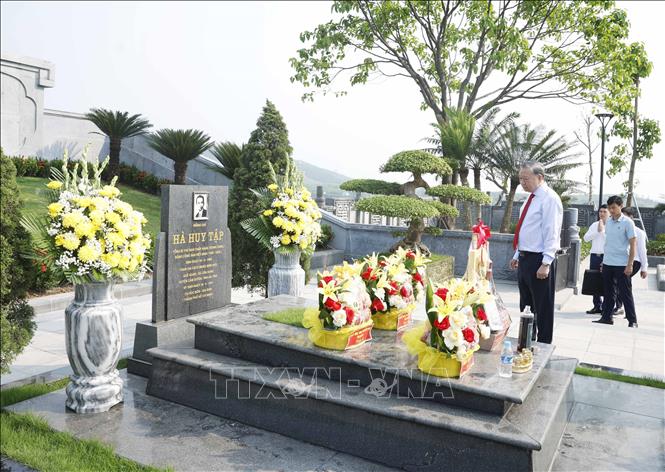 Tổng Bí thư, Chủ tịch nước Tô Lâm và các đồng chí lãnh đạo Đảng, Nhà nước dâng hoa, dâng hương tại Khu di tích cố Tổng Bí thư Hà Huy Tập ở xã Cẩm Hưng, tỉnh Hà Tĩnh. Ảnh: Thống Nhất -TTXVN