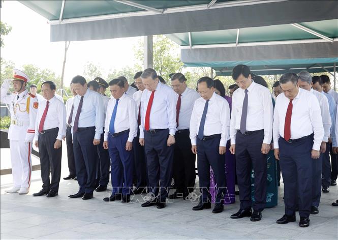 Tổng Bí thư, Chủ tịch nước Tô Lâm và các đồng chí lãnh đạo Đảng, Nhà nước dâng hương tưởng nhớ cố Tổng Bí thư Hà Huy Tập. Ảnh: Thống Nhất -TTXVN