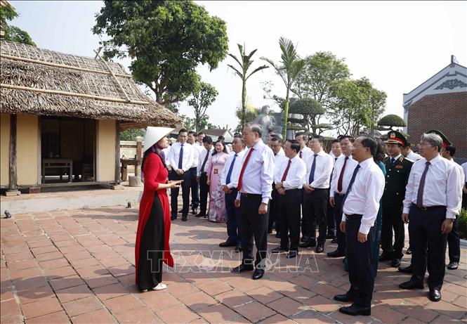 Tổng Bí thư, Chủ tịch nước Tô Lâm và các đồng chí lãnh đạo Đảng, Nhà nước thăm Khu lưu niệm Tổng Bí thư Hà Huy Tập. Ảnh: Thống Nhất -TTXVN