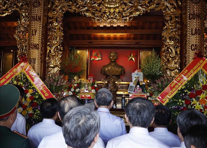 Tổng Bí thư, Chủ tịch nước Tô Lâm và các đồng chí lãnh đạo Đảng, Nhà nước dâng hoa, dâng hương tại Khu lưu niệm Tổng Bí thư Hà Huy Tập. Ảnh: Thống Nhất -TTXVN