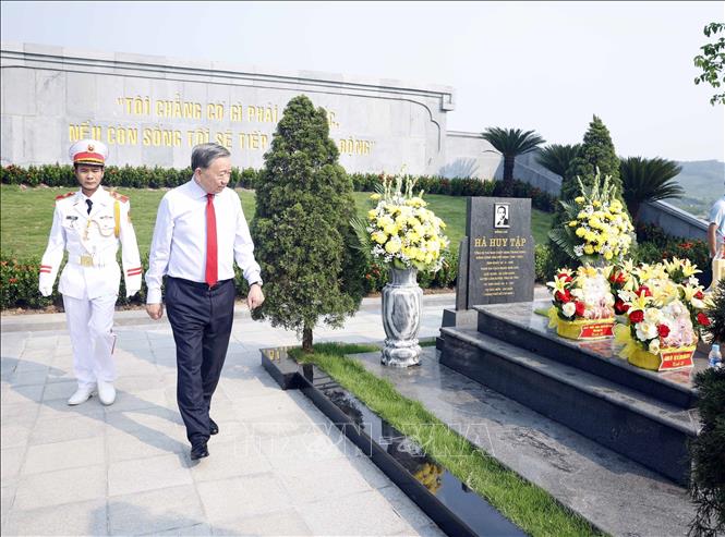 Tổng Bí thư, Chủ tịch nước Tô Lâm viếng Tổng Bí thư Hà Huy Tập. Ảnh: Thống Nhất -TTXVN