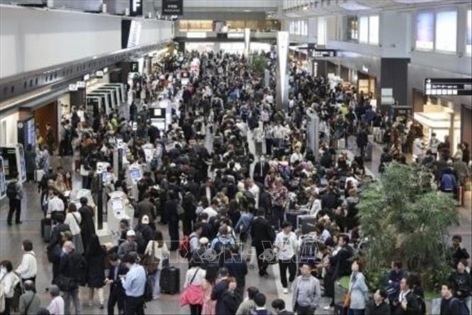 Hành khách tại sân bay Haneda ở Tokyo, Nhật Bản, ngày 21/4/2026. Ảnh: Kyodo/TTXVN