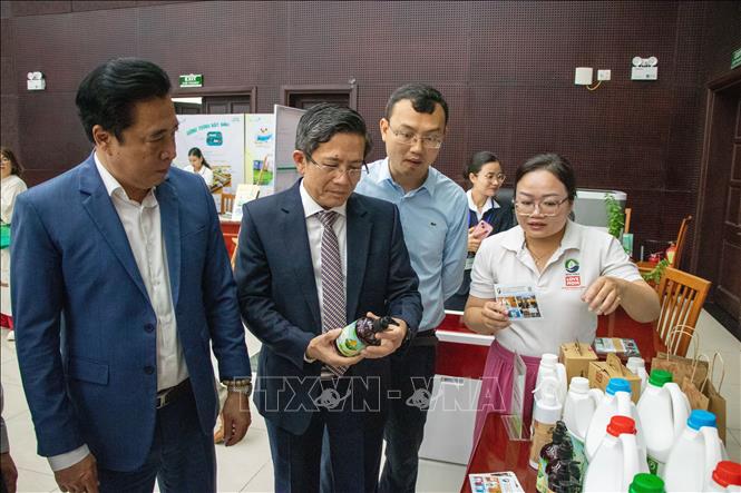 Các đại biểu tham quan gian hàng trưng bày tại Hội thảo. Ảnh: Khoa Chương - TTXVN